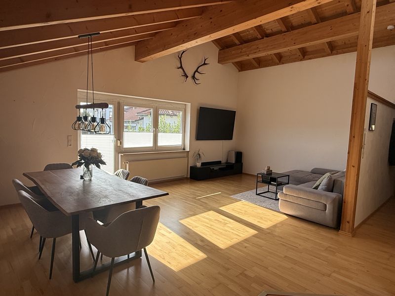 Provisionsfrei: Helle 3-Zimmer-DG-Wohnung mit Sichtbalken, EBK & Balkon im Brigachtal